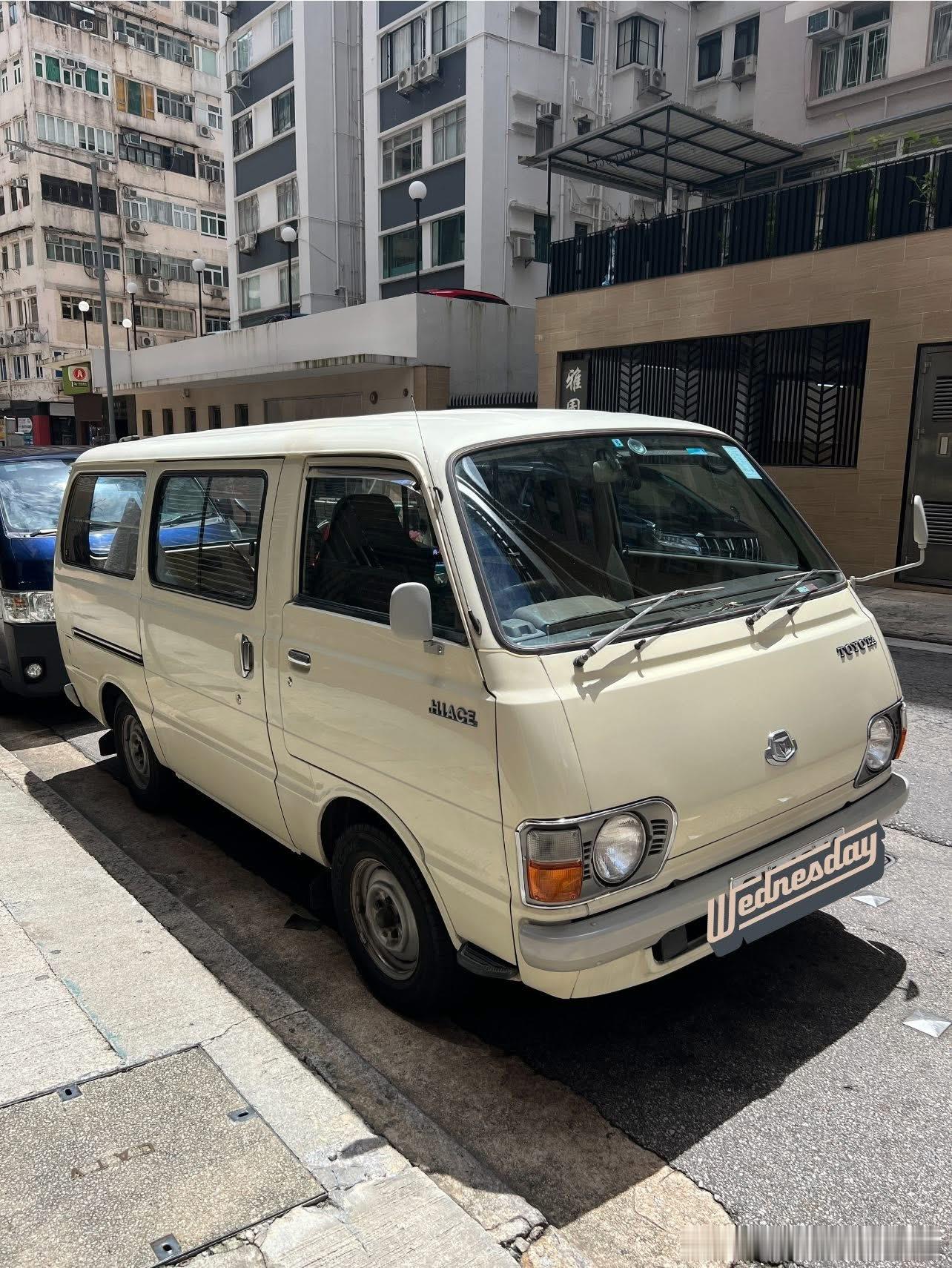 第二代丰田海狮的生产时间为1977年至1982年，其典型特征是双前灯，示宽灯和方