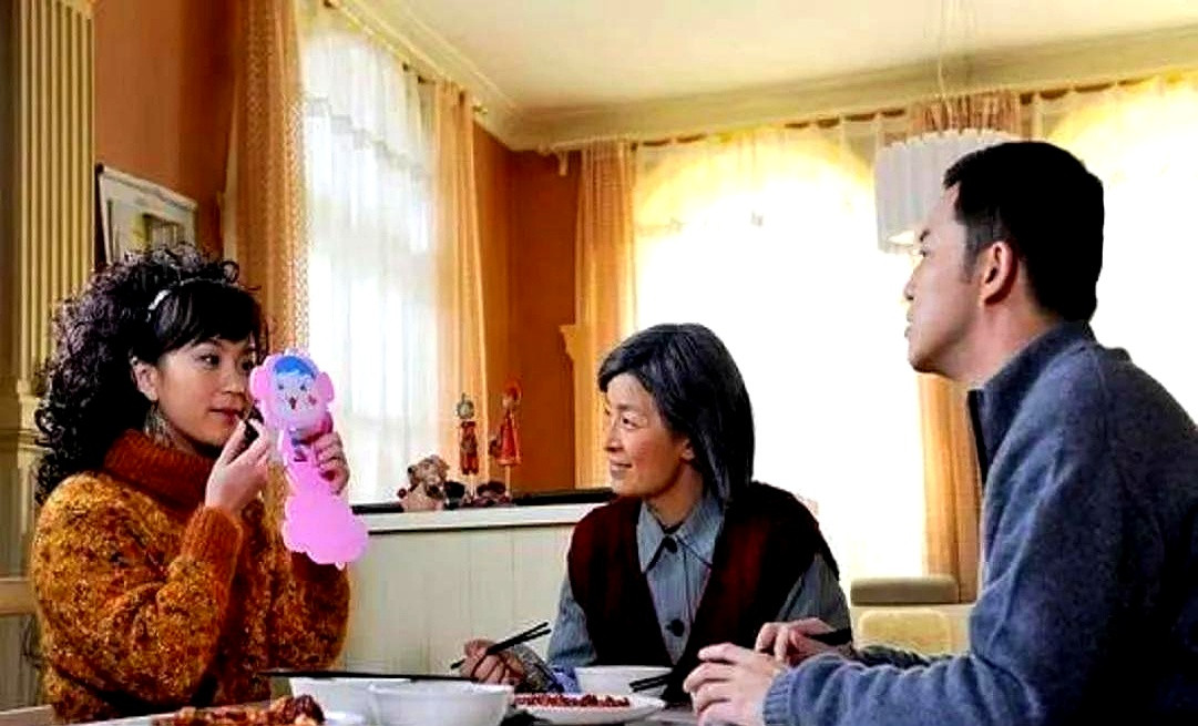 河南一宝妈的遭遇引发热议。孩子随母姓，竟成了家族纷争的导火索？三套拆迁房