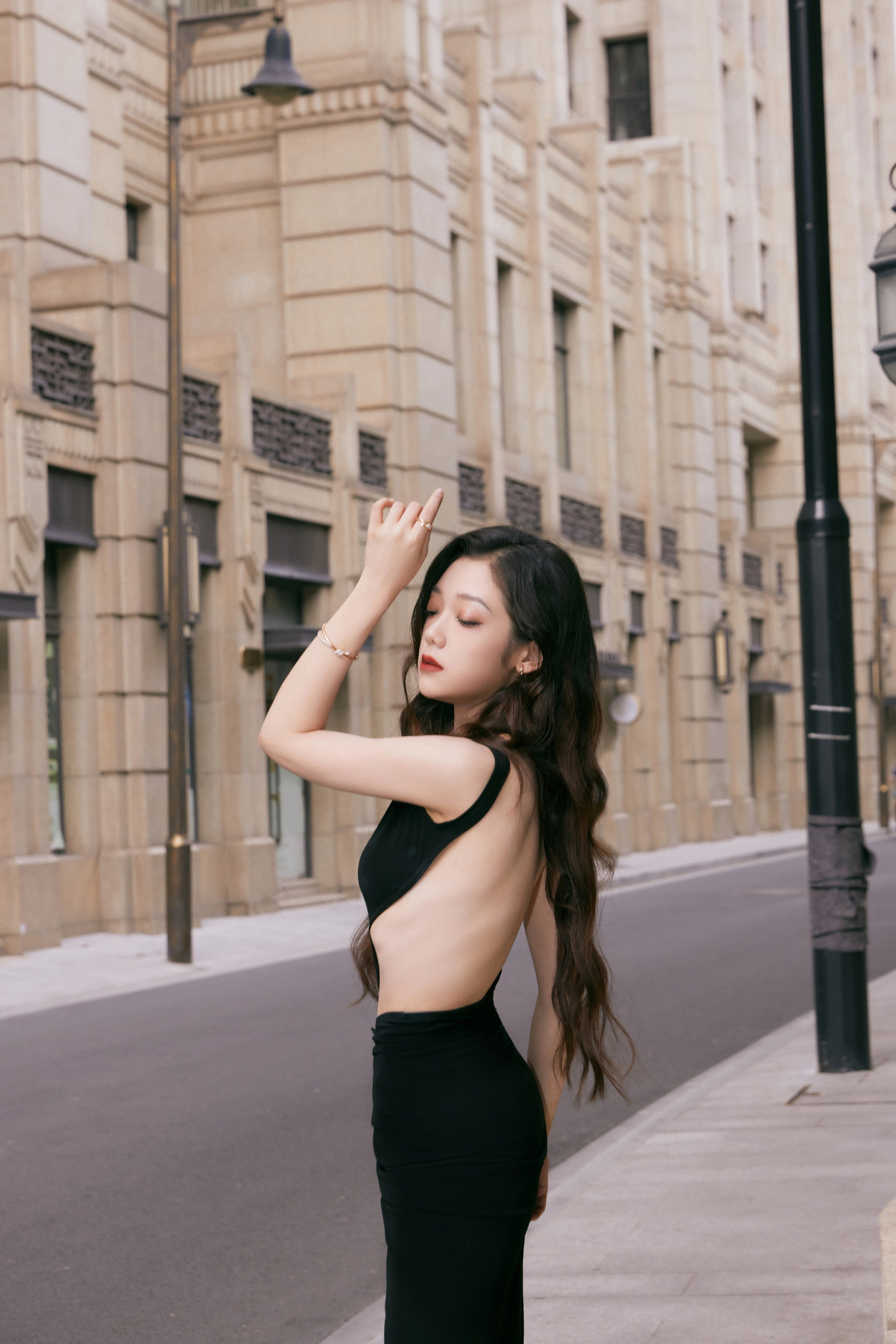 希林娜依高，一袭黑色露背礼服，高挑甜美。希林娜依高