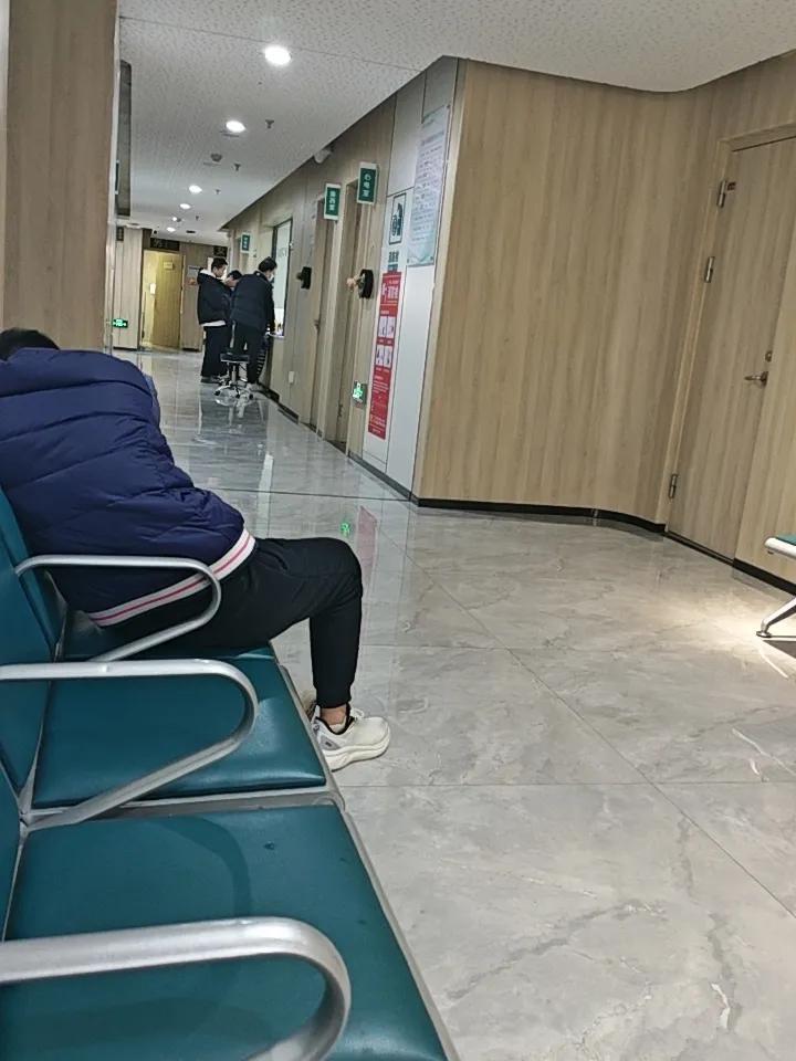 我到社区医院做血常规检查。以往10分钟就能出结果，可今天周日，人多得很。大夫说很