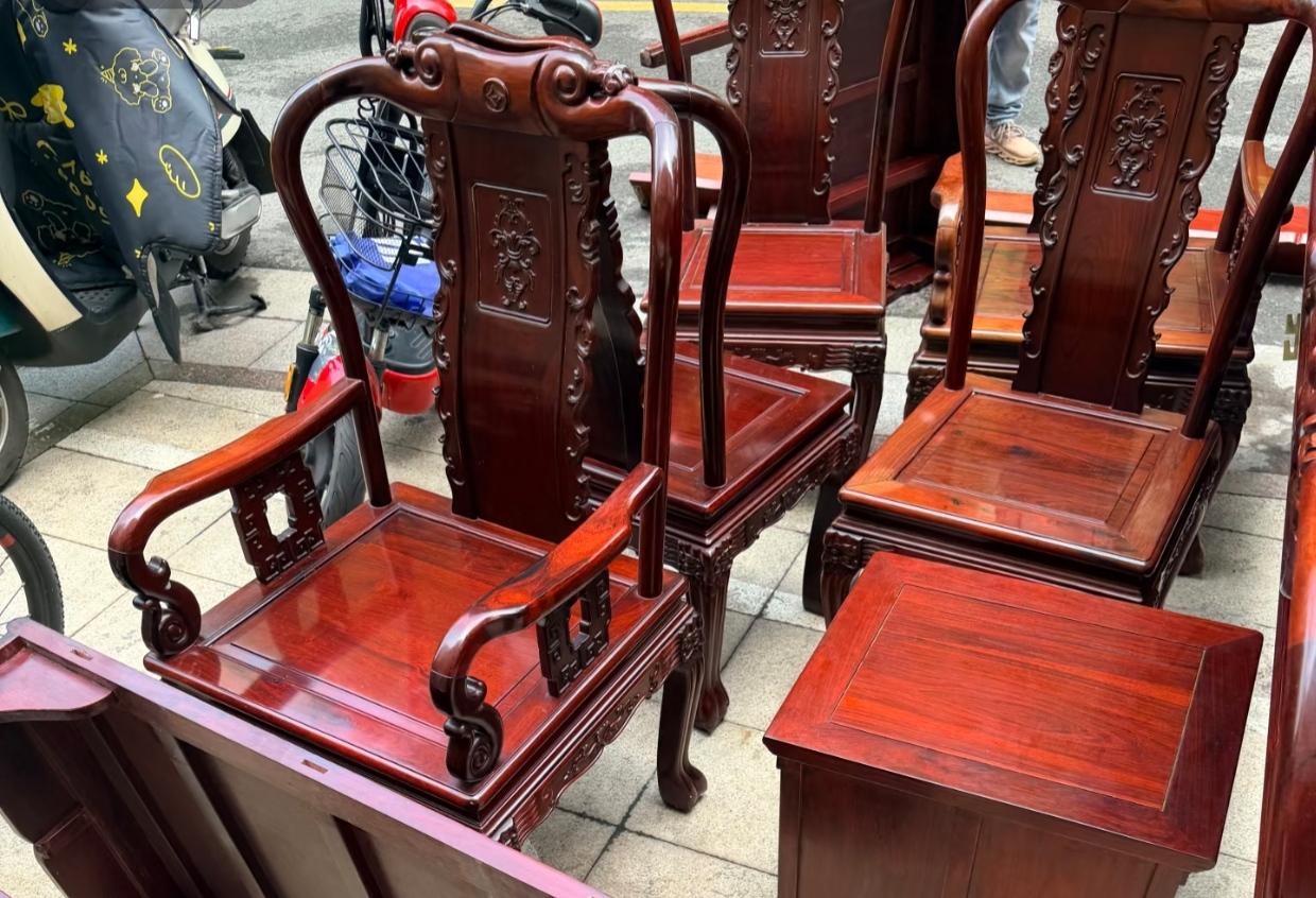 有个邻居的老爹去世了，邻居在业主群里发消息，以26000元的价格打包出售他老爹留