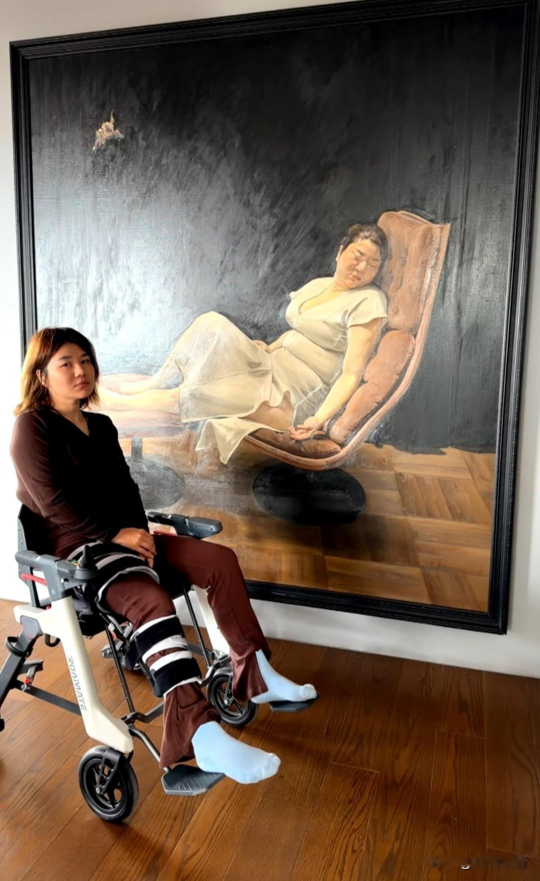 杨天真滑雪受伤坐轮椅，自称为发生过的事痛苦！3月8日凌晨，杨天真晒出一张liv