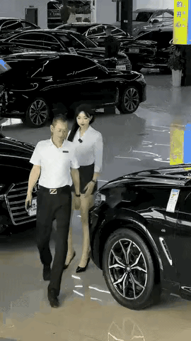 小姐姐这一蹲，这车应该可以卖出去了。