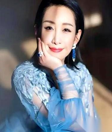 秦海璐在访谈里，抖出了一段男演员王雷的离奇往事。这哥们在剧组连请了一个月的客，