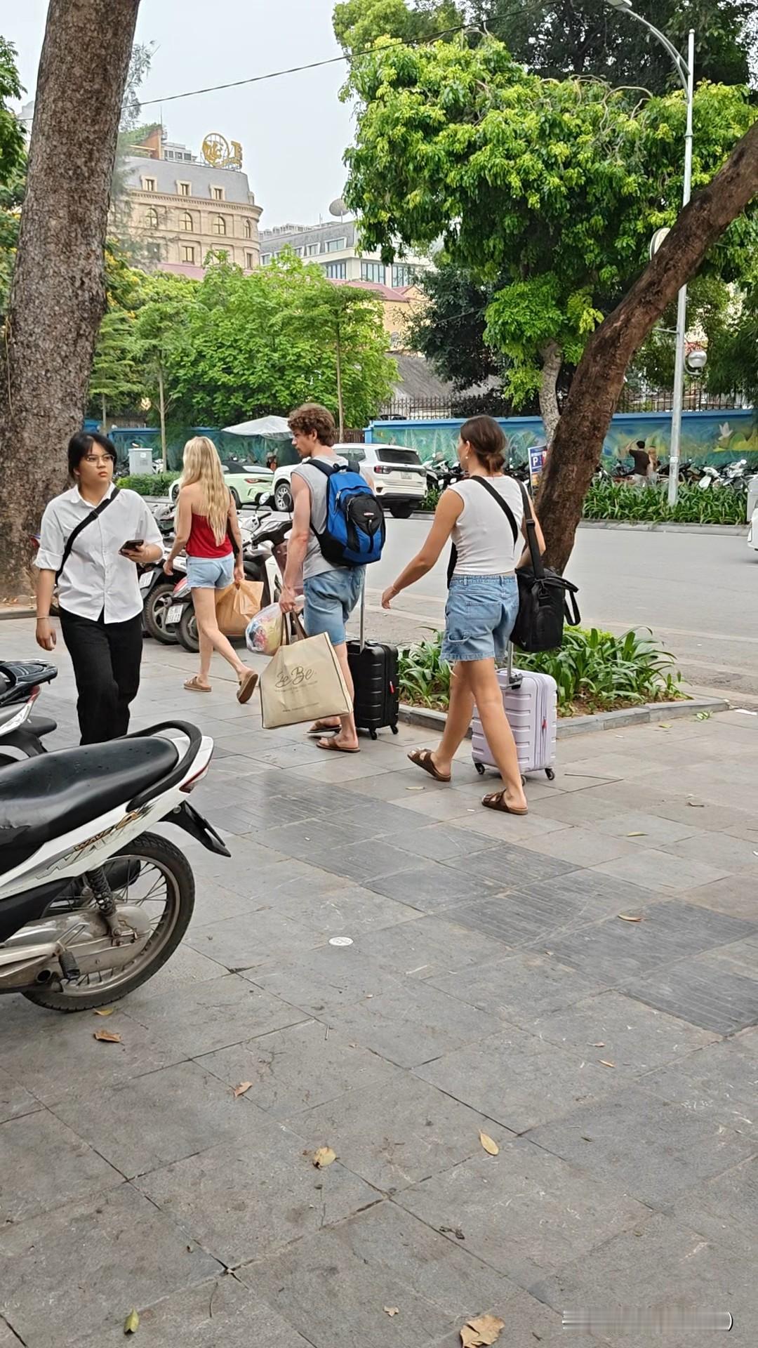 去越南河内旅游，街头到处能看见欧洲游客。为啥欧洲人这么爱来河内呢？一方面，河内