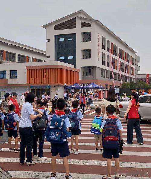 小区有位邻居，几年前买了房子搬进来，就为了附近有一所不错的小学，想让孙子进这所学