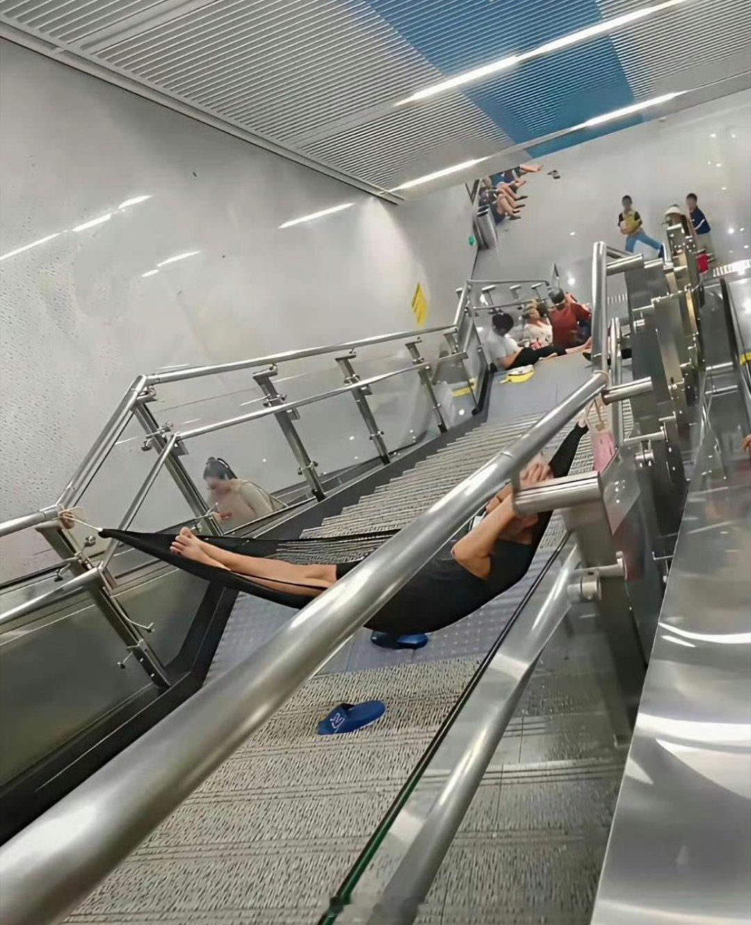 地铁站这样蹭空调就过分了吧