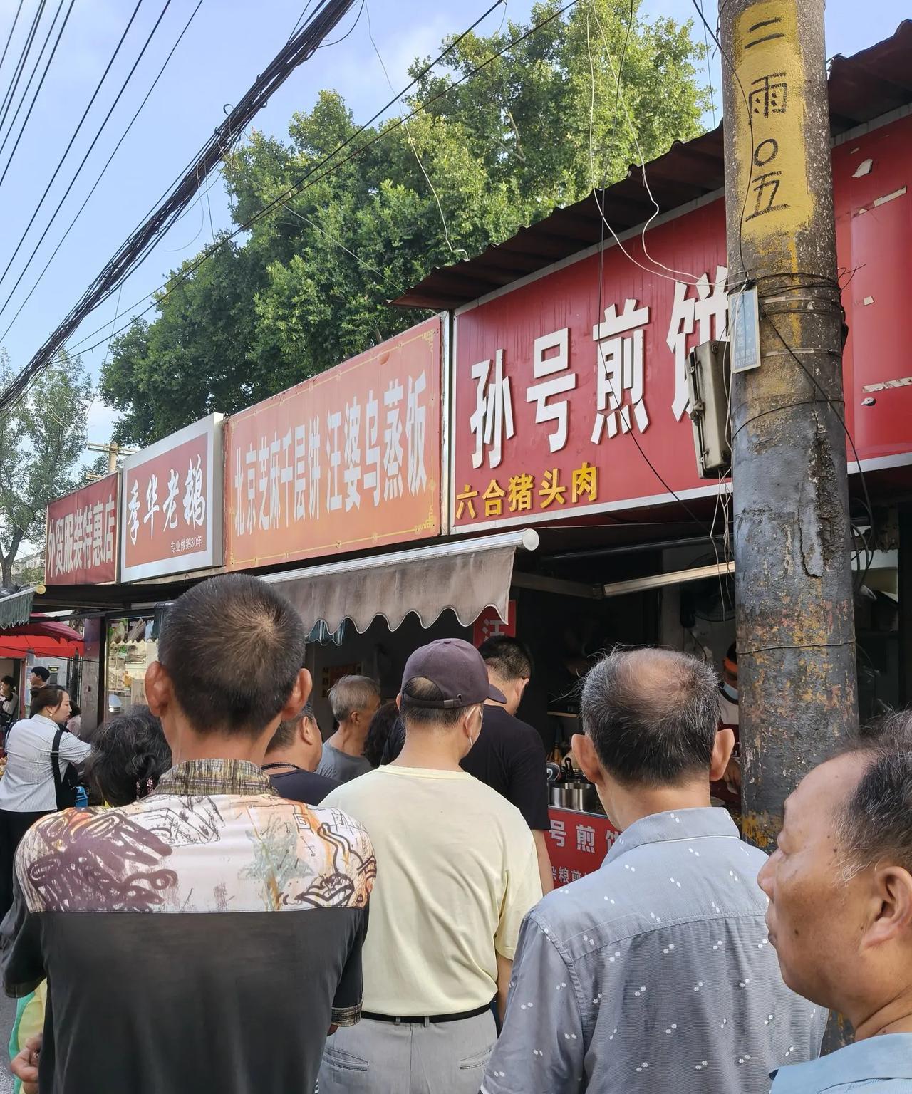 吃饼五分钟，排队半小时，如今的能仁里菜场也是网红菜场了。早上7第