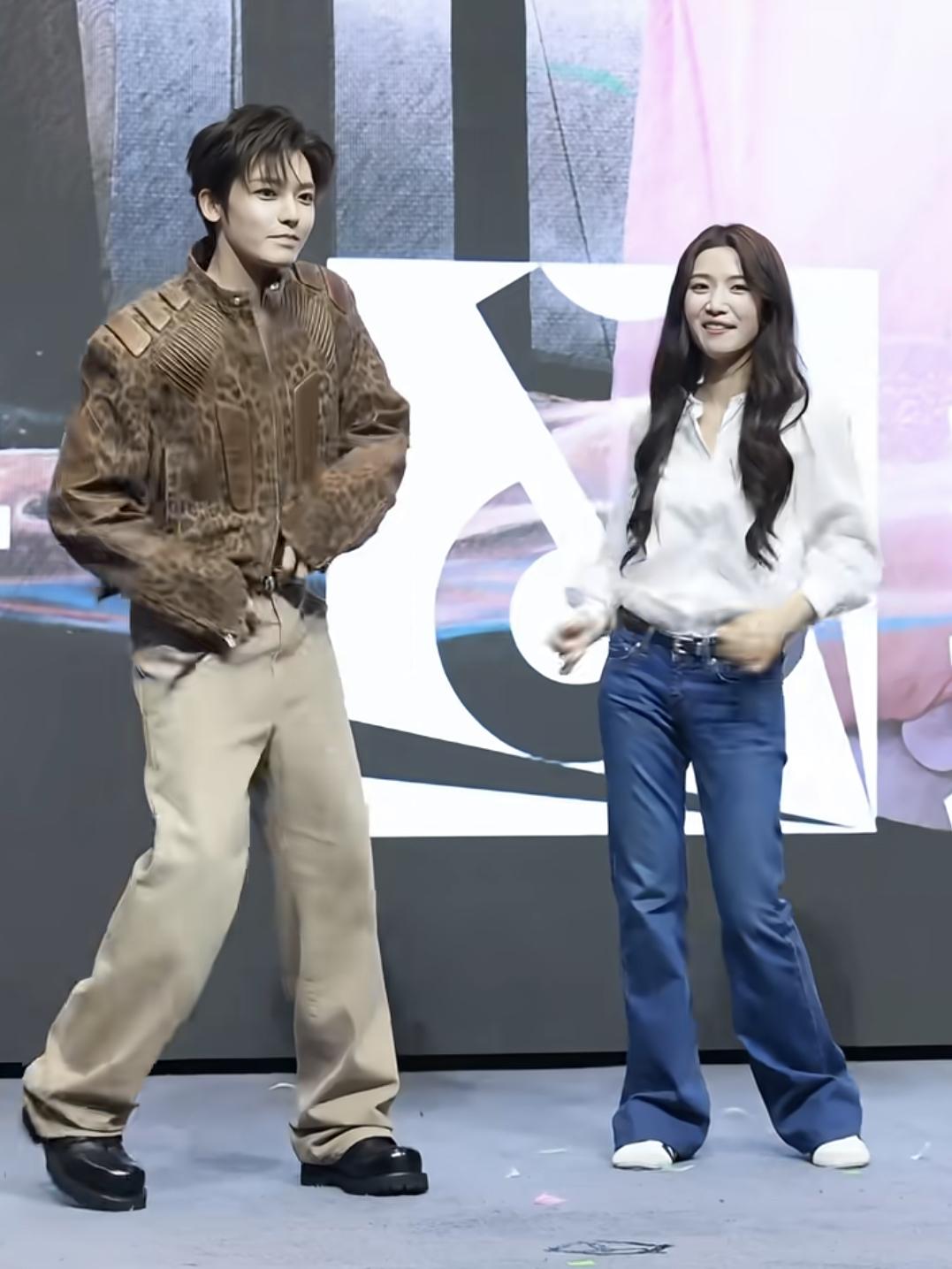 侯明昊和卢昱晓合体跳舞，侯明昊练习生出身跳的很有范，卢昱晓跳的也不错。两人合