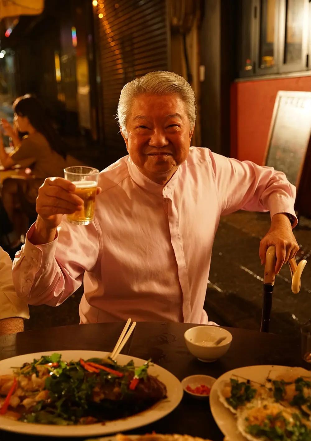 1989年，蔡澜带黄霑和金庸去夜总会喝酒寻开心，三个大男人推杯换盏逗得舞女们花枝
