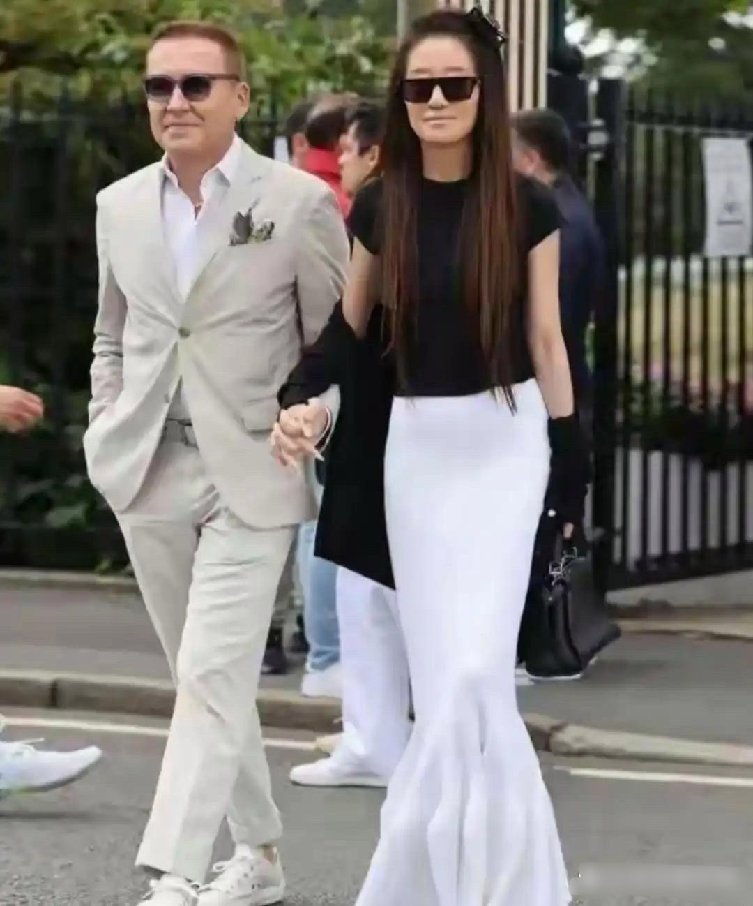 75岁王薇薇和小30岁新男友十指紧扣，确实恩爱