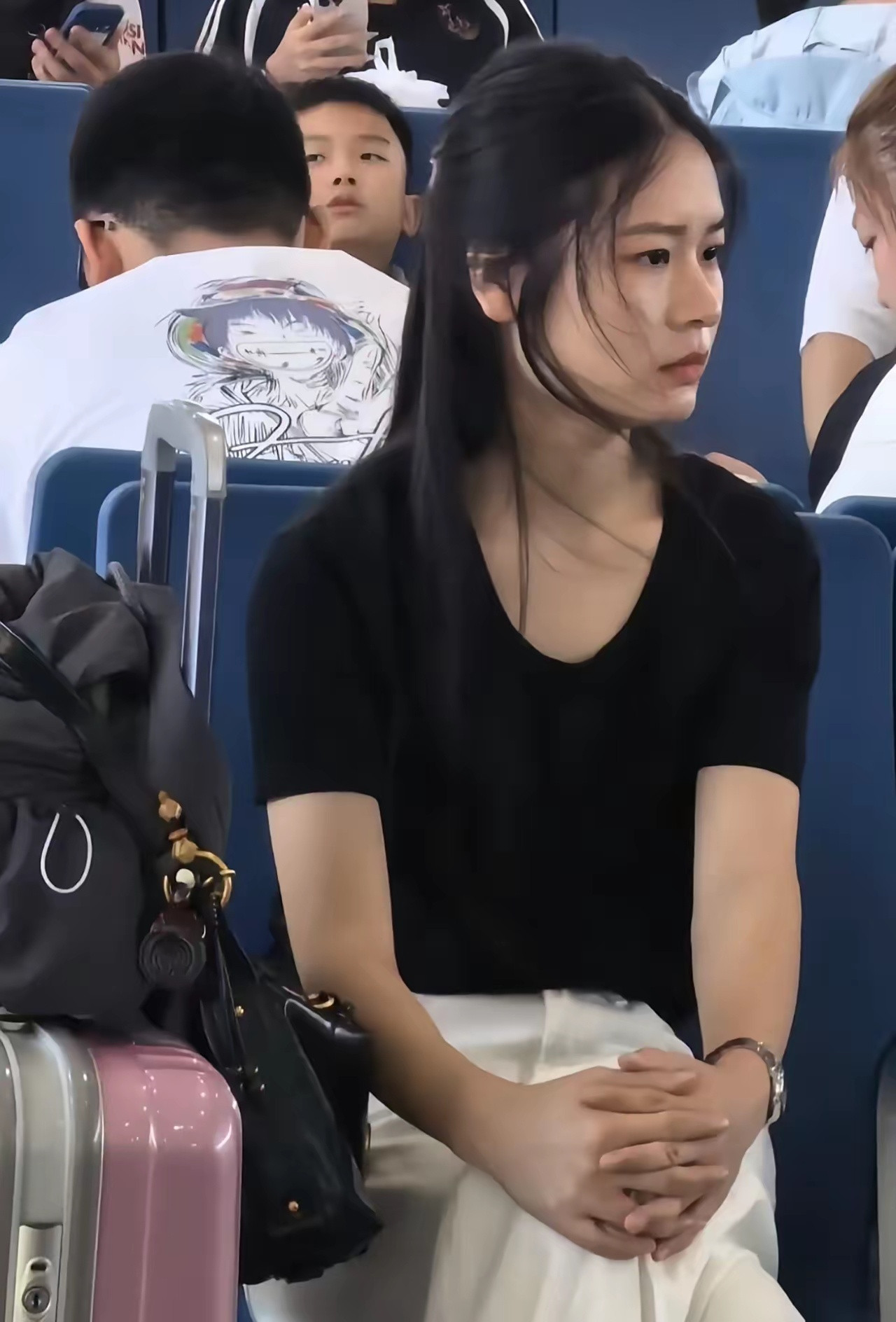 高铁“素衣女孩”火了！没有美甲，没有项链，没有染发，没有纹身，没有华丽的穿着，更