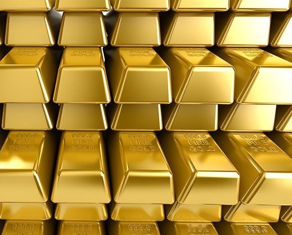 重庆，一女子在银行买了几根金条，看金价上涨，就拿了一根去银行兑换，没想到，工作人