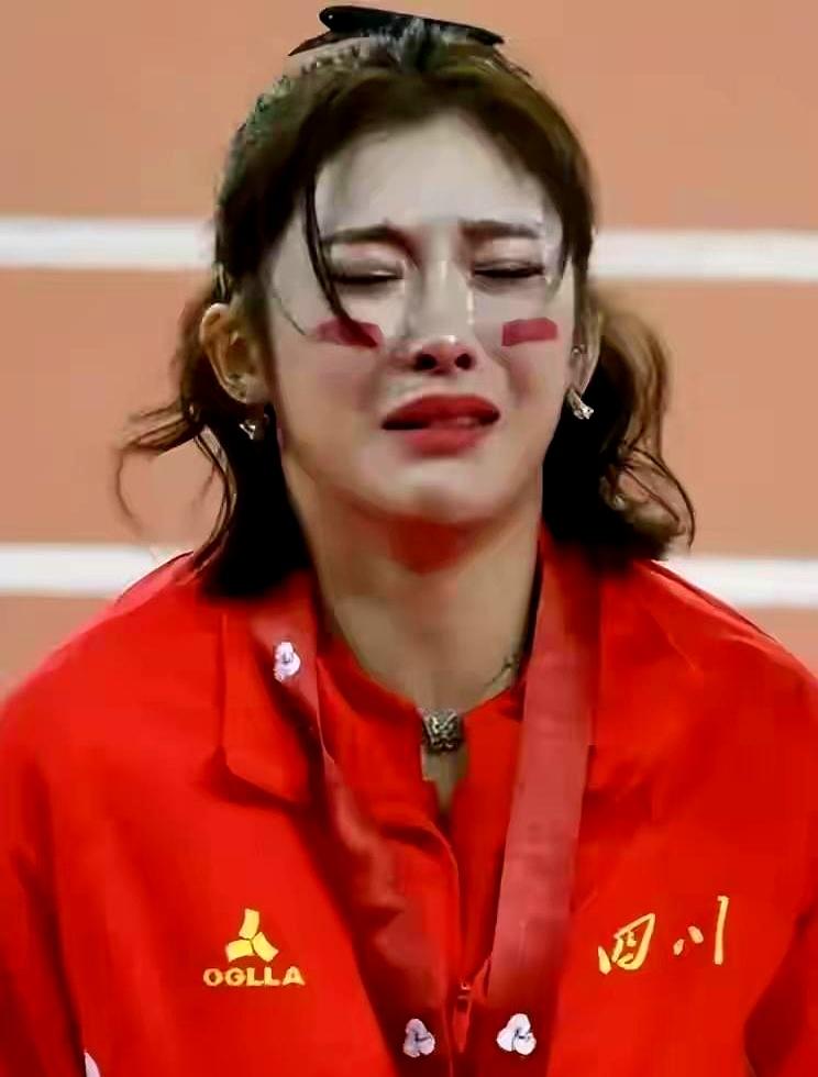 吴艳妮获亚军，主要因体力分配问题而非心态骄傲。她赛前指天画地的动作，虽是个人习惯