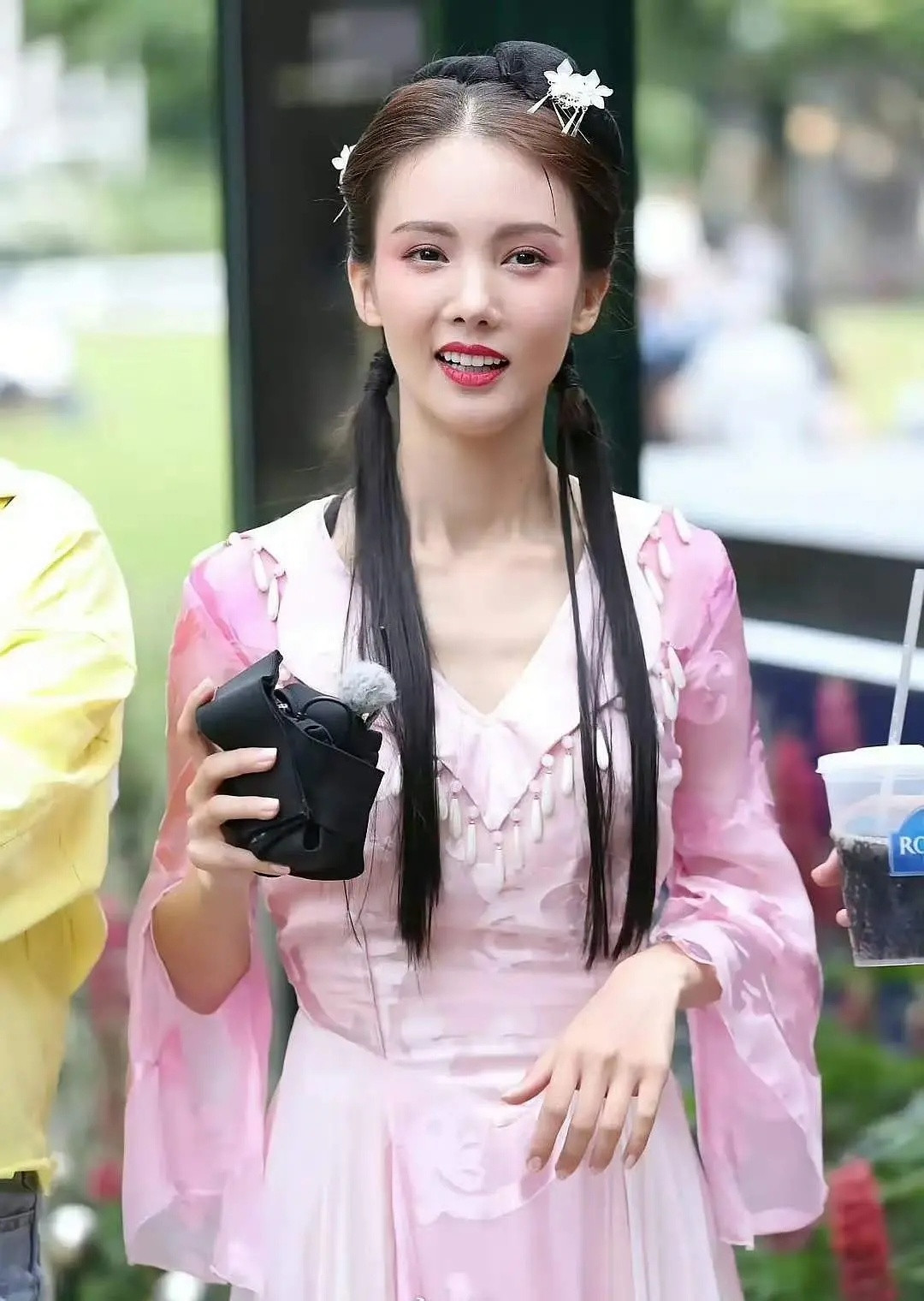 金晨现在长这样吗？第二张都不像她本人了