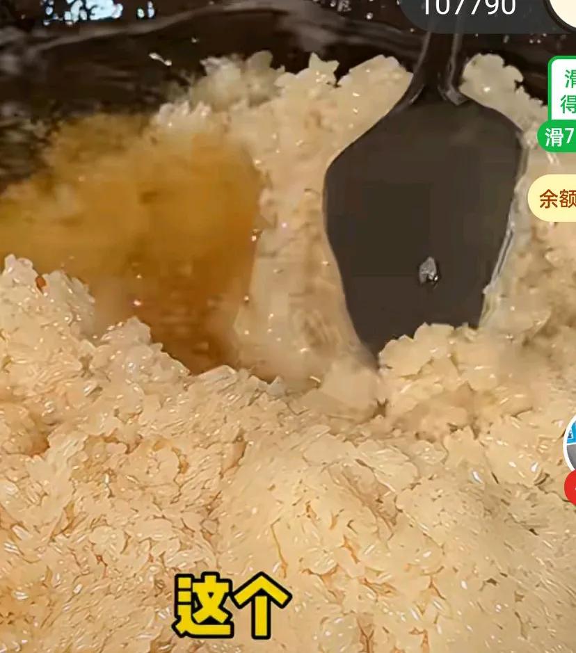 女子来到饭摊前，对老板说，我来一碗鸡汤饭，老板说我们这不是鸡汤，是油，天呀，