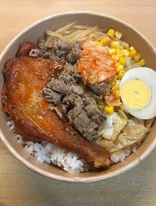 家人们谁懂啊！五毛喝柠檬水、七块啃猪脚饭、9.9元搞定烤肉拌饭，这不是怀旧老电影