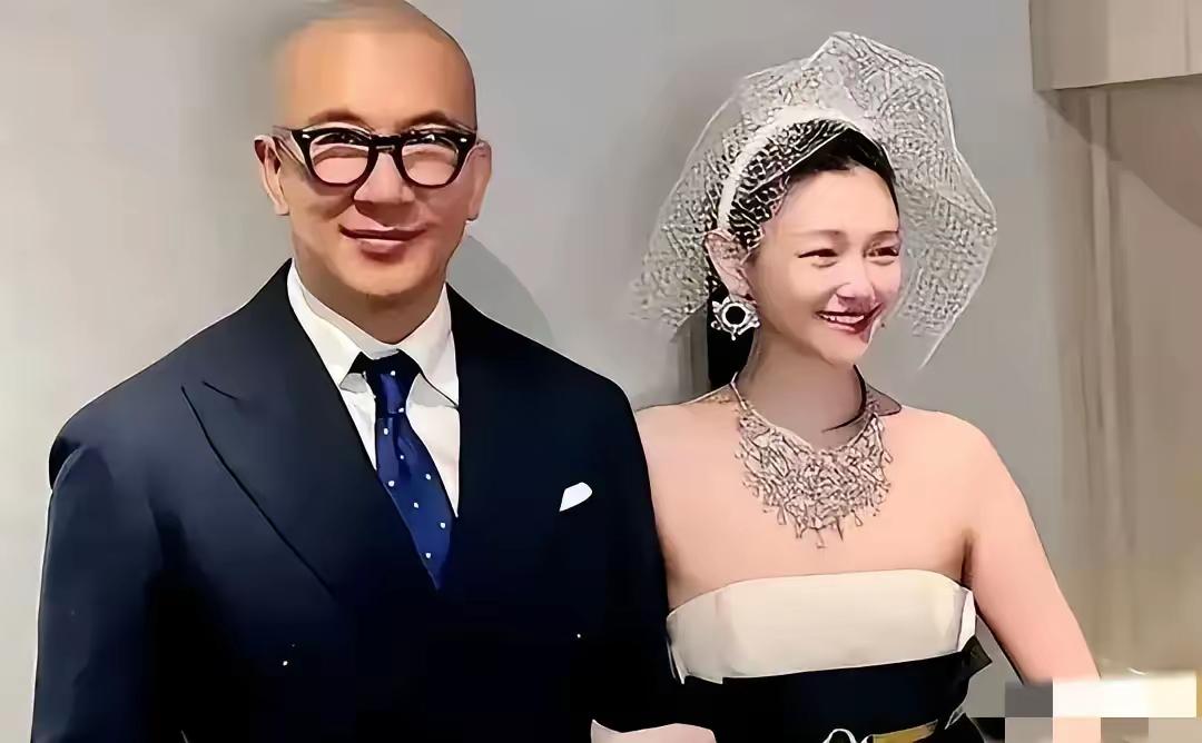 离婚才4个月，20年没联系的前任一个电话打过来，婚就定了。这不是偶像剧，是大S。2021年11月刚跟