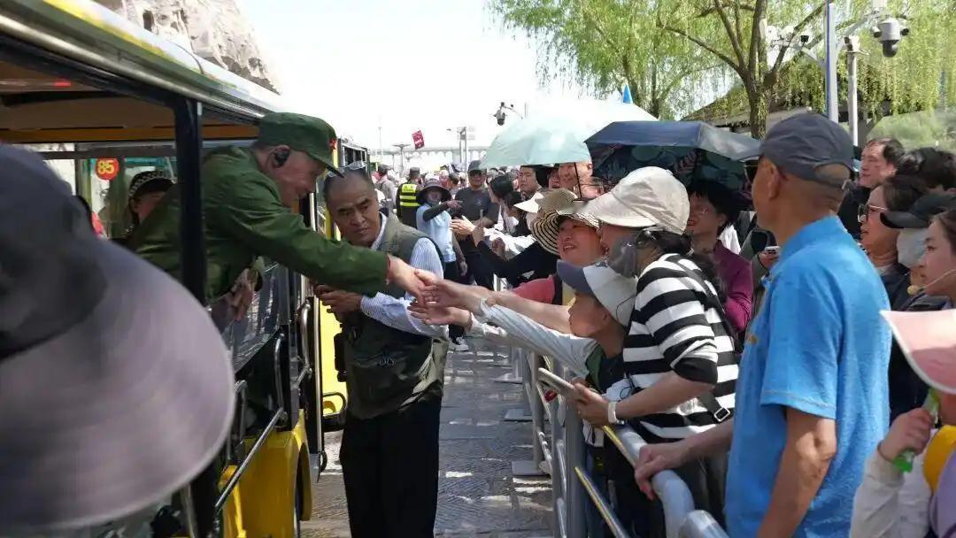 近日，河南洛阳龙门石窟景区迎来28位志愿军老战士，虽然这打破了景区规定，游客们却