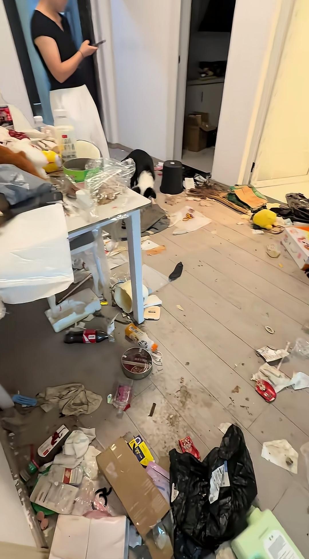 精致养宠人设彻底崩塌！镜头背后的家宛如大型垃圾场。年轻情侣租客平日里总在外面晒