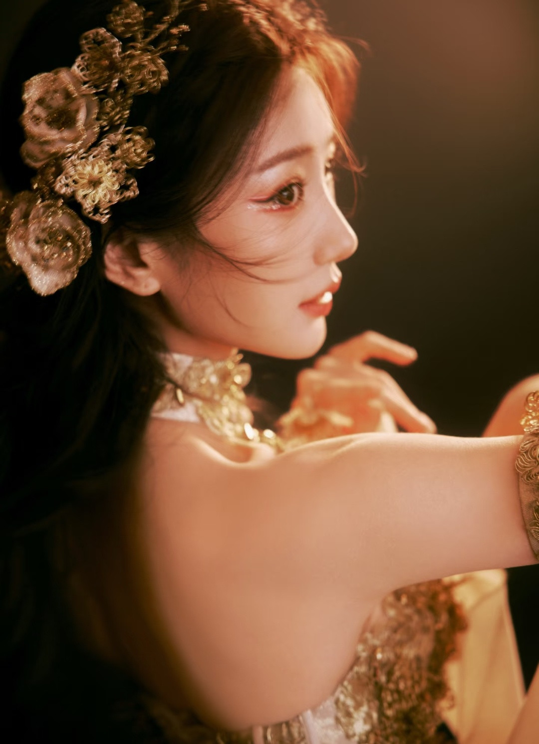 毛晓彤油纸伞金色穿搭写真～