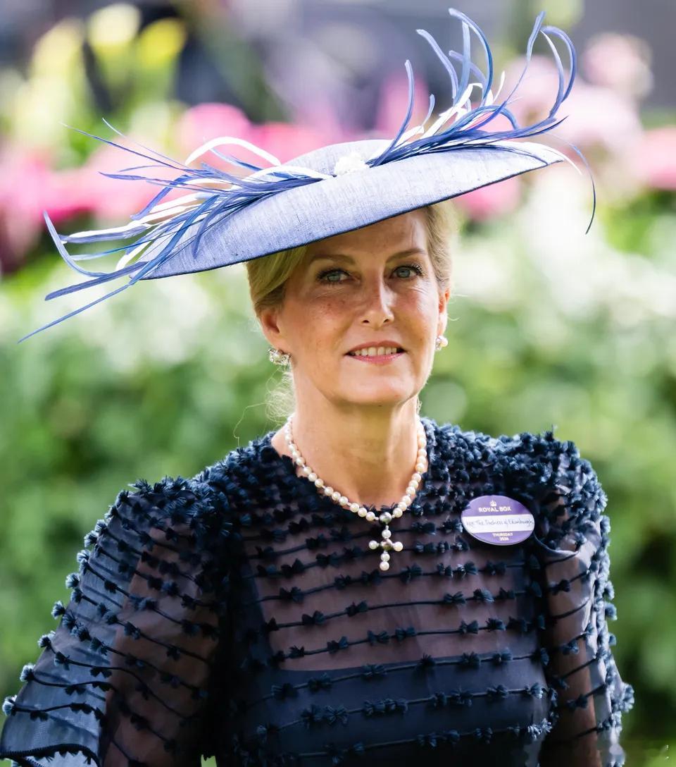 珠宝英国爱丁堡公爵夫人苏菲的都铎玫瑰珍珠钻石耳钉，出自英国御用珠宝商Garra