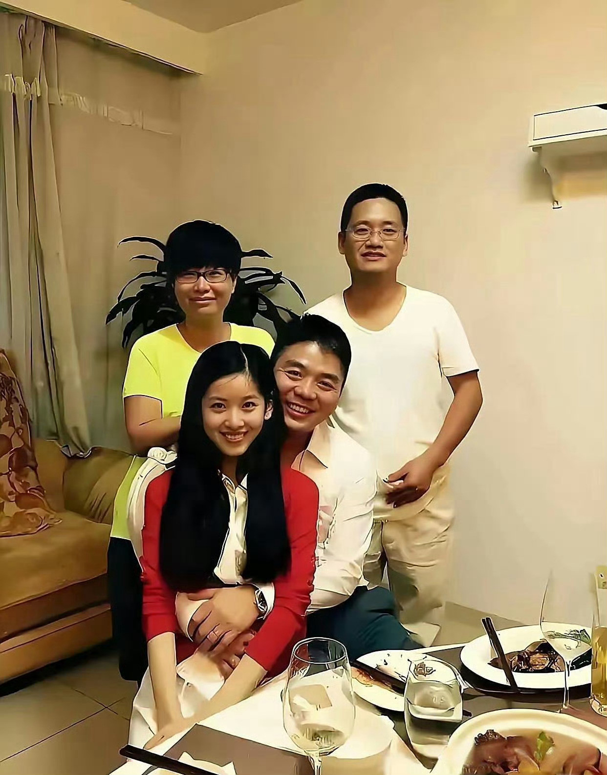 刘强东魅力还是大的，刚恋爱时的章泽天还是清华的学生，刘强东是功成名就的京东大老板