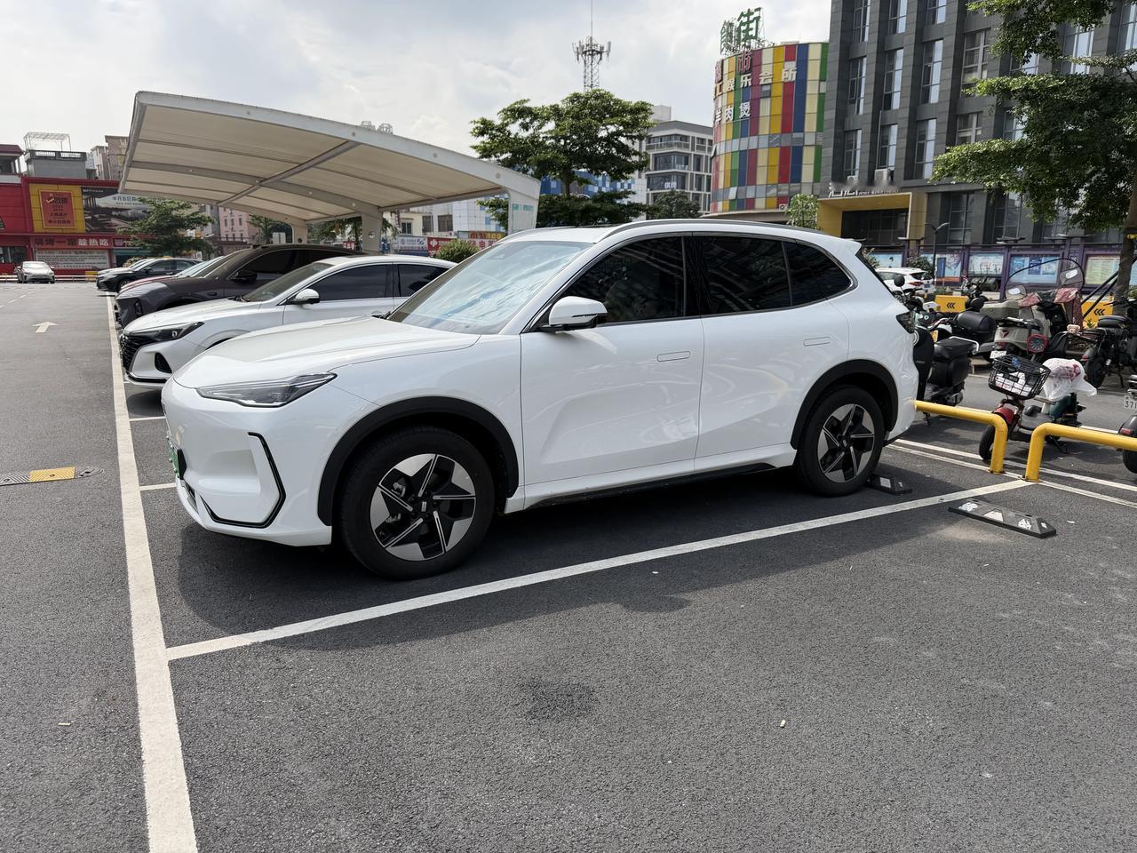 开了七八年燃油车，去年果断换成了2024款吉利银河E5探索加版，开到现在跑了一万