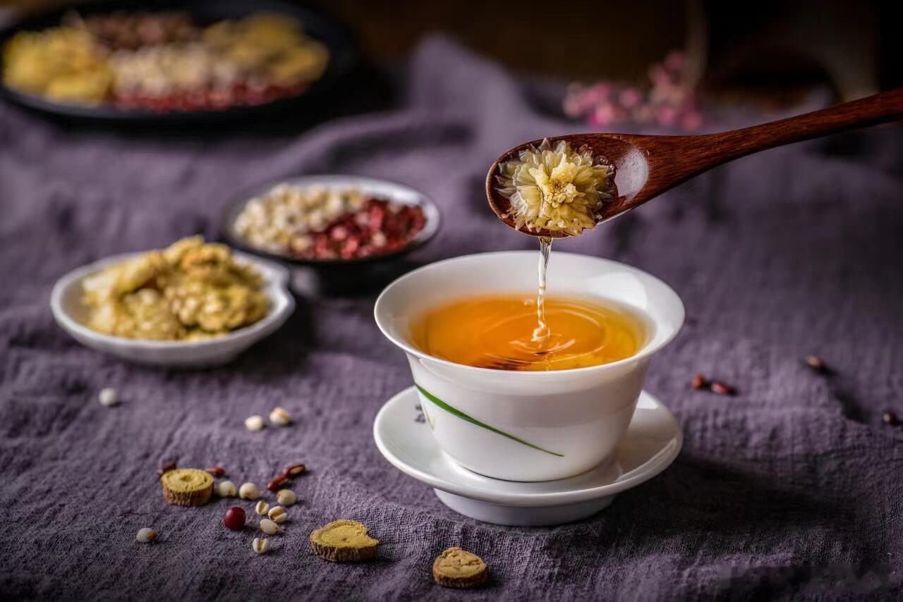 养肝秘籍：少碰三物，多做四事肝不好，生活xi惯要格外注意，务必少碰这三样东西：