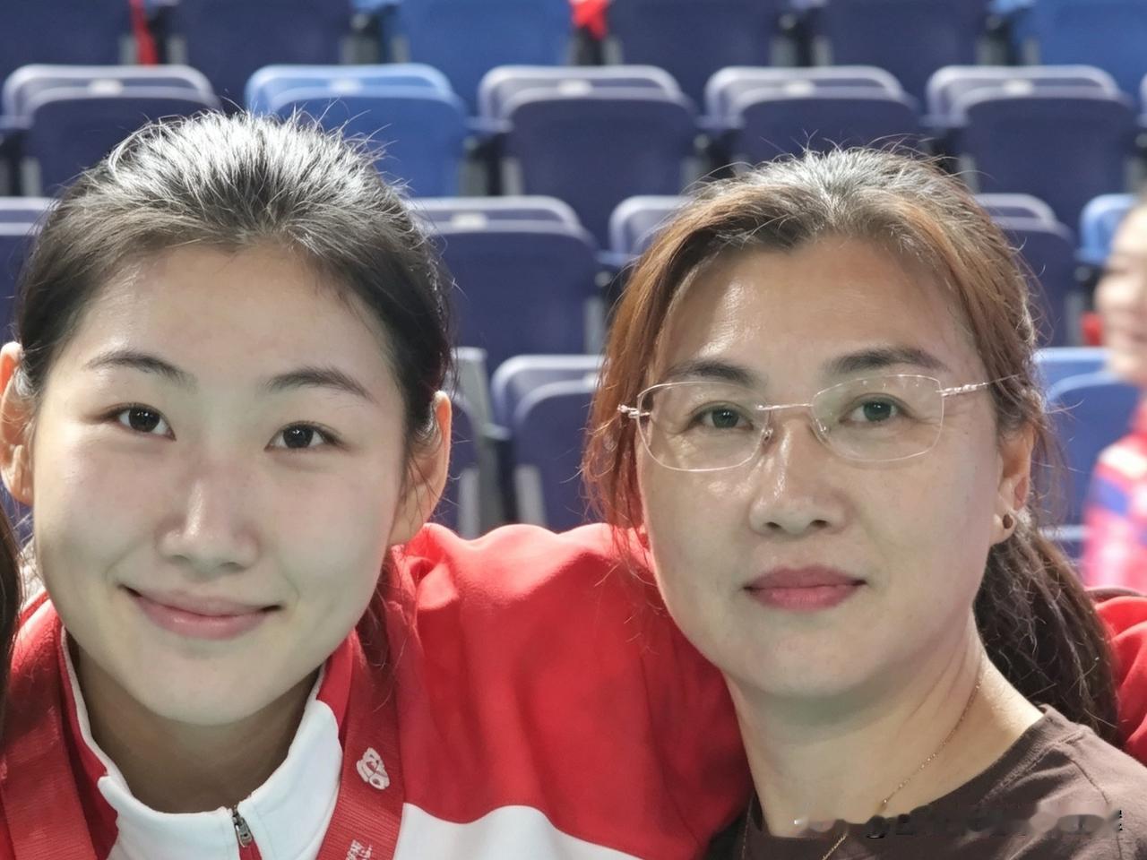 李晨瑄的母亲仉淑红，容貌清秀温婉，行事低调。身为业余排球爱好者，她亲自启蒙女儿，