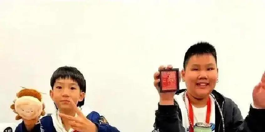 十五岁。台上唱错一个音，郭德纲抄起扇子就当众抽。德云社后台，亲爹是班主，没用