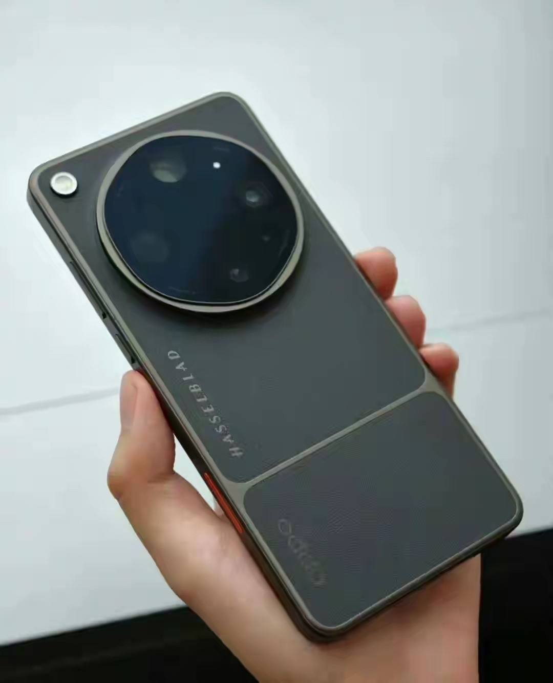 OPPOFindX9Ultra疑似真机曝光，外观设计延续圆形影像模组，采用