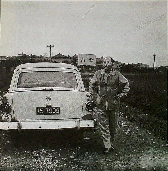 1959年，张学良携赵一荻从台北去金山镇，并在镇前留影。​​​
