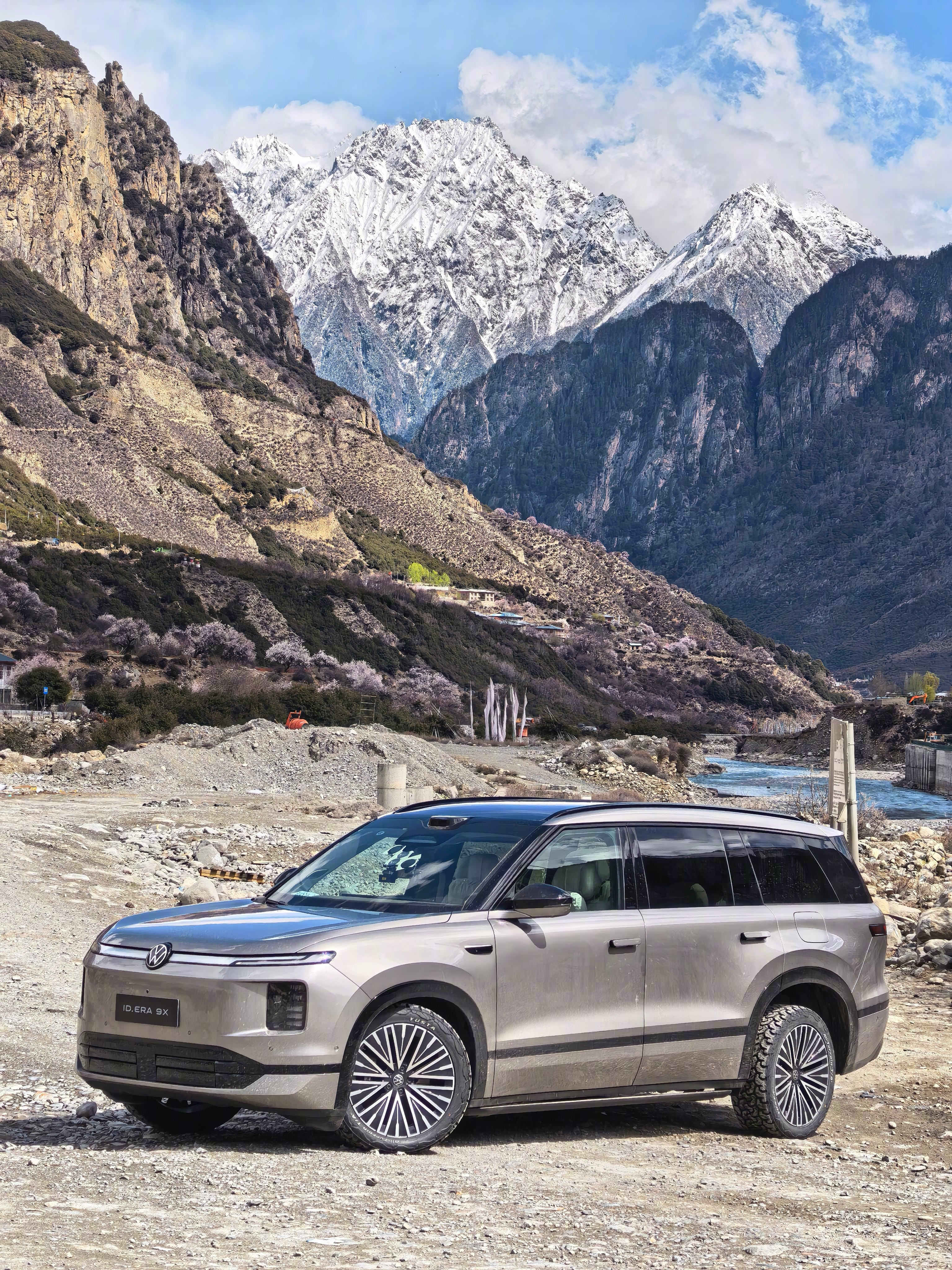 大众ID.ERA9X预售。Pro四驱版：32.98万元Max四驱版：35.98