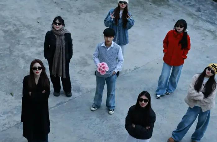 你以为那六个姐姐是真在给宝贝弟弟找对象？醒醒吧！这分明是一场精心策划的社会性死亡