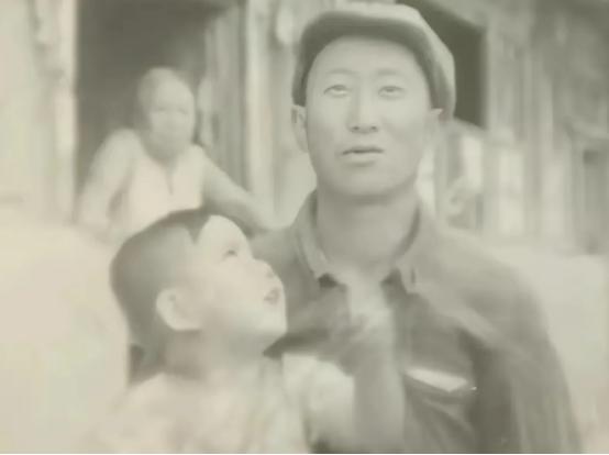 1979年，内蒙古一对夫妻生下儿子不想要，连夜送给村里刚丧子的贫农:“这孩子你要