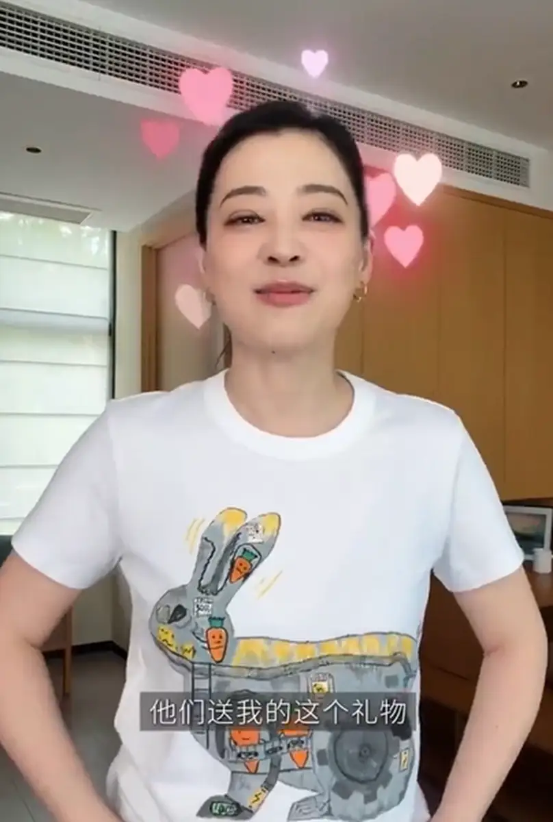 梅婷收到儿子女儿丈夫自制生日礼物，手绘T恤超有心