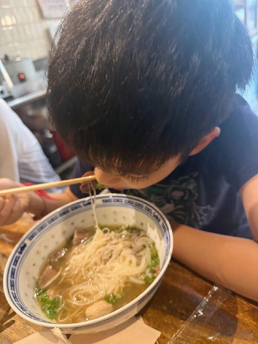 陈妍希带儿子游泰国，妈妈镜头里小星星埋头吃面，那浓密长睫毛一看就是随陈晓，长大指定帅！​