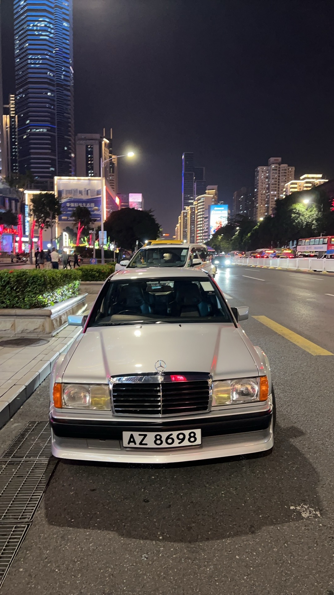 一只黑天鹅可以让各位大神跌落神坛所以投资不易，且投且珍惜，多少对冲大佬因为黑天鹅