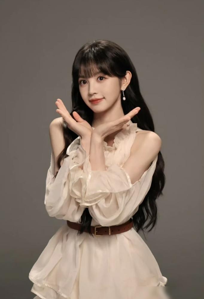 田曦薇《逐玉》预约破700万，可她一番剧《初次爱你》播放量却只有624万！