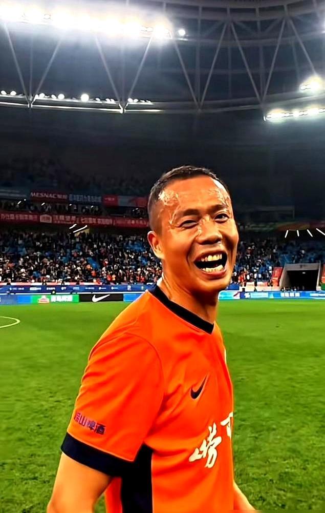 这笔账，人家记了快三十年。4-1，青岛海牛时隔15年，终于在中...