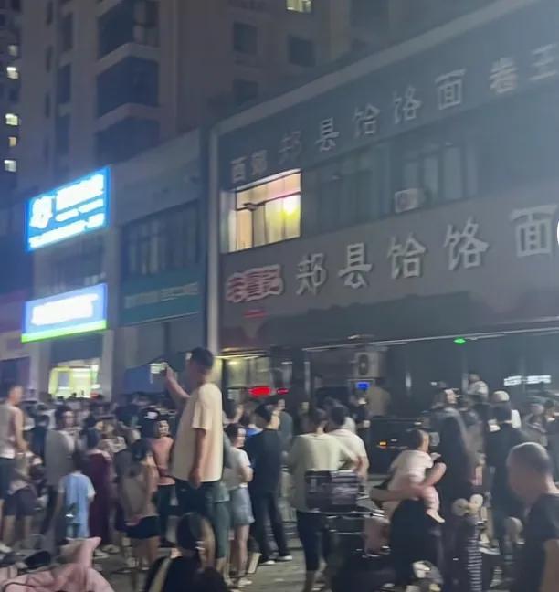 一碗面干倒一个饭馆？老藿饸饹面挺住啊，可别让网友看了笑话。昨天白天还好好开业的
