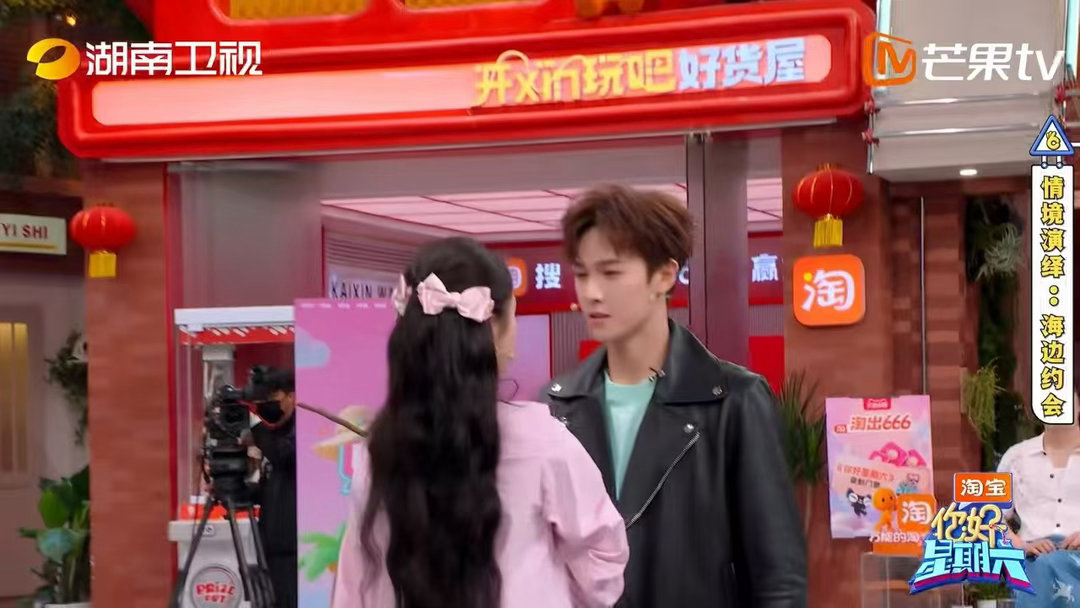 李昀锐关晓彤李昀锐对视好养眼这两个人站在一起就是偶像剧封面啊！对视的时候那个氛