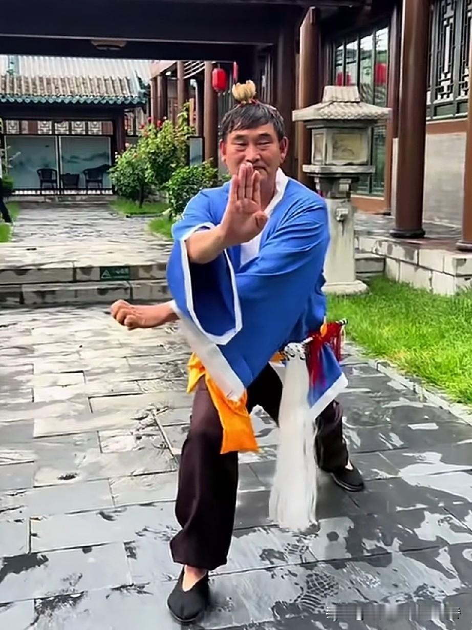 这都些是什么造型呢？大衣哥朱之文今年都火出圈了，的确是出了他的圈了，他的本职工作