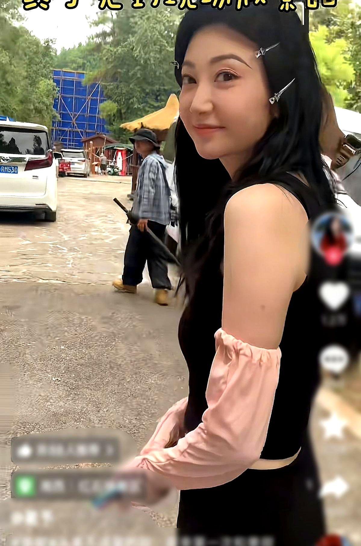 在公园偶遇景甜，发现她手臂上的红疹，据说是拍戏被蚊虫叮咬所致，这让荧幕上完美