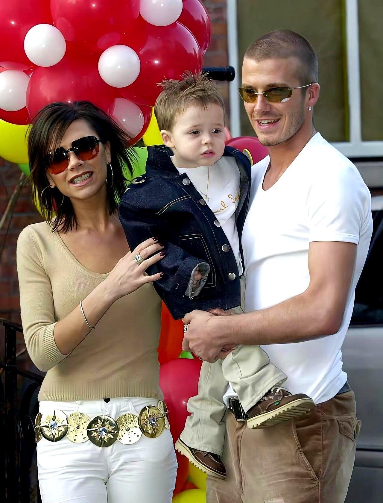 贝克汉姆家彻底炸了。大儿子布鲁克林6页长文控诉：我结婚，我妈维多利亚抢走新娘，当