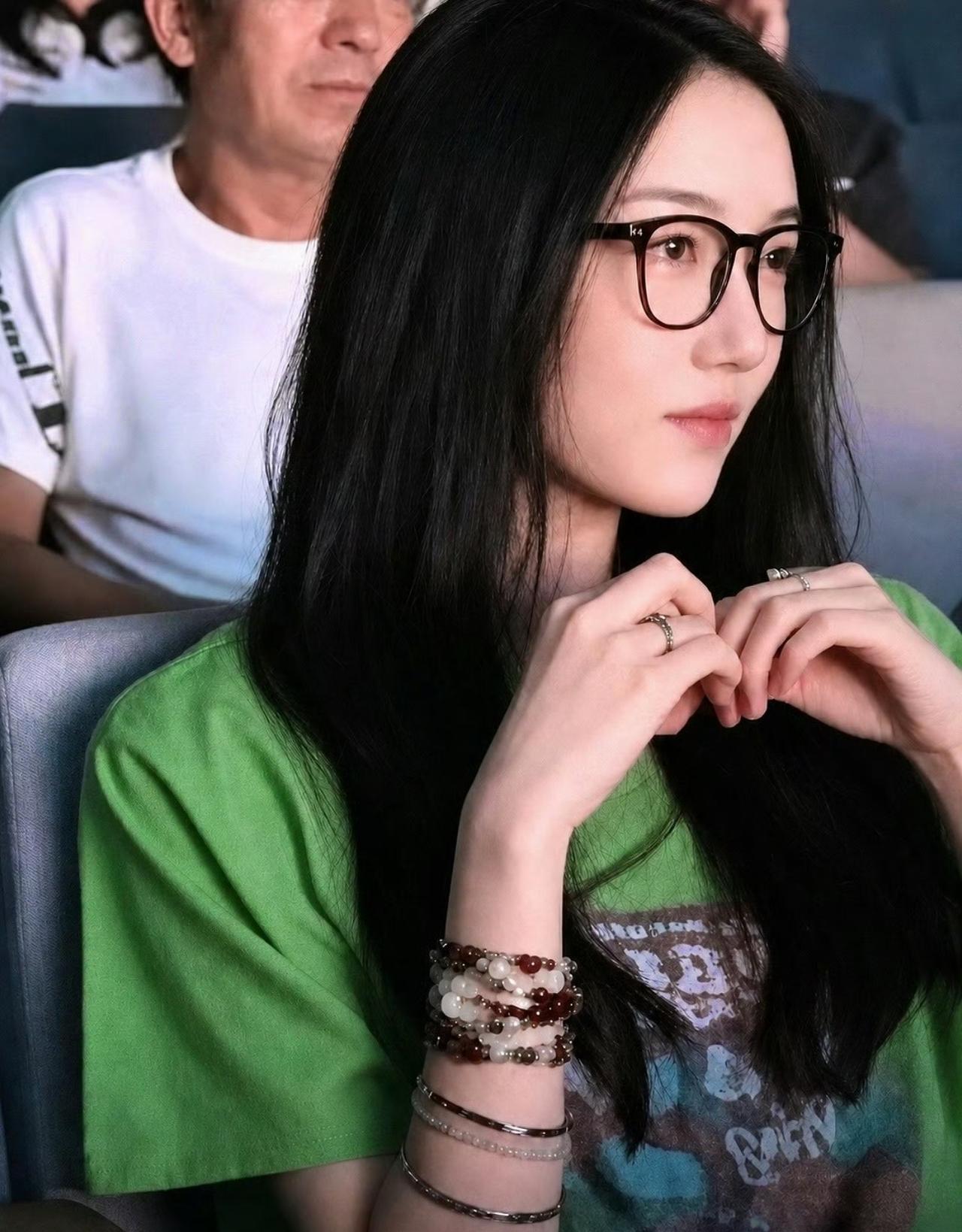 果真女大18变，李嫣现在跟小时候完全两个人，真怀疑整过容了，因为别的星二代