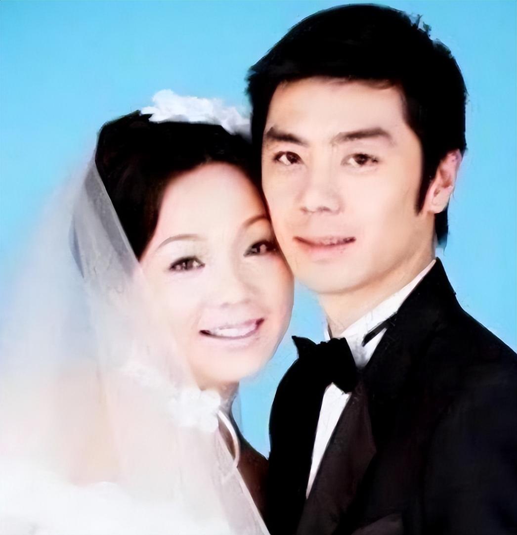 2004年的一个晚上，邹伟回家对正在厨房做饭的闫妮说：“<em>我们离婚吧</em>。当时还在忙