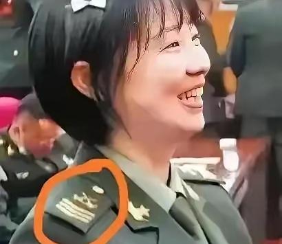 二级军士长（六期士官），这应该是全军目前军衔最高的女兵，没有之一！这话真不