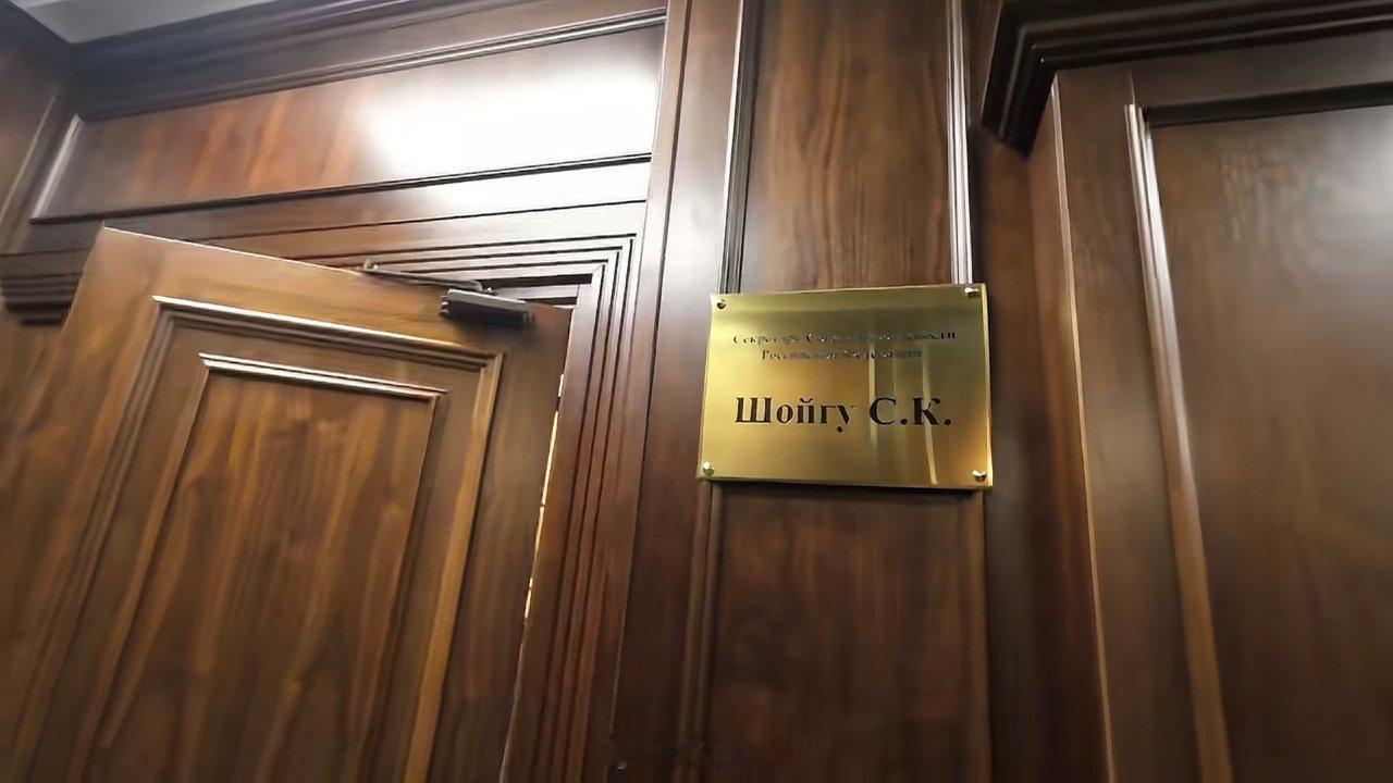 绍伊古不愧是土木老学长，办公室装修的还蛮气派的，就是不知道墙上贴的是胶合板还是实